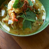 海老の“ロングレイン”濃厚グリーンカレー