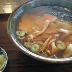 そば処 久楽 - ワンタンメンにも香物(白菜漬け)がついてきます(^^)v