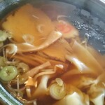 そば処 久楽 - なみなみのスープ( ゜o゜)