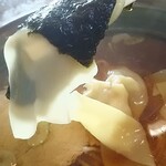 そば処 久楽 - 海苔はワンタンをマキマキ♪
