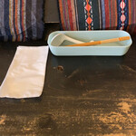 キンギョ - カトラリー、左はナフキンではなく紙エプロン