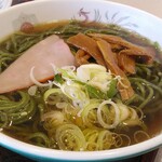 珍々飯店 - ほうれん草麺のラーメン