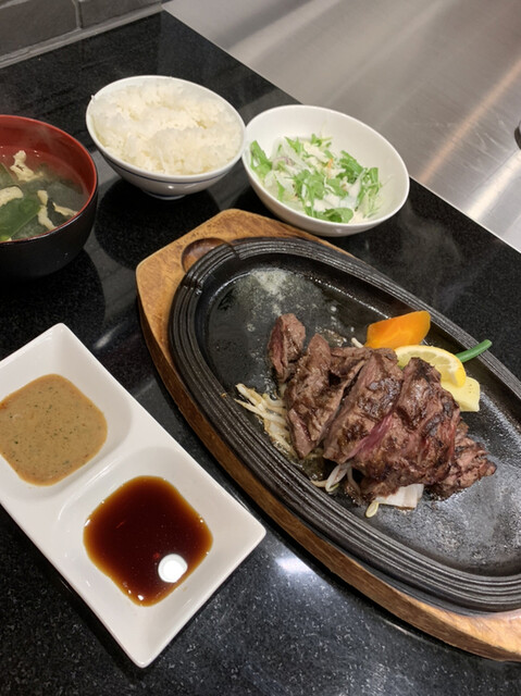 ステーキ鉄板焼 牛臣 霊丘公園体育館 ステーキ 食べログ