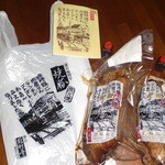 Inamura Tei - お店の袋と焼豚