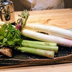 京都 いと - 本日の野菜、北海道の極太アスパラガスやこごみなどの春菜（山菜）