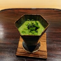 京都 いと - スナップえんどうのスープ、焼いたスナップえんどうとキャビアを乗せて