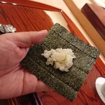 Sushimichi Sakurada - 熊本の厚手の海苔にシャリとワサビを乗せて