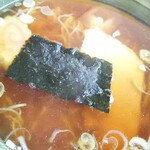 そば処 久楽 - 醤油の効いた色合いのスープ♪