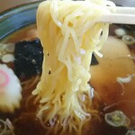 そば処 久楽 - 細麺に出汁の効いたスープが絡んできます♪