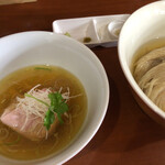 Raamen Sando - 黄金色のスープに鶏脂がキラキラひかるスープ！
