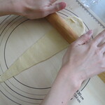 富澤商店 町田本店 - CUOCAのボードでパンの成形