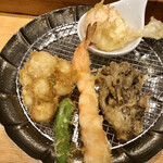 天ぷらめし 金子半之助  日本橋店 - 1回目：帆立のかき揚げ、卵、海老、ししとう、舞茸