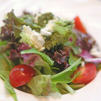 Anchor Tokyo (ザ・ゲートホテル東京 by HULIC) - ランチセット 2350円 のトマトとカッテージチーズのサラダ