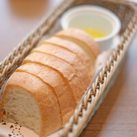 Anchor Tokyo (ザ・ゲートホテル東京 by HULIC) - ランチセット 2350円 のパン、オリーブオイル