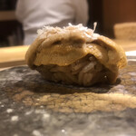 海味 - おまかせ２７５００円。赤ウニの握り。ウニが握りで提供されるだけで、テンションが上がります（╹◡╹）
            雑味なく、甘くて美味しく、磯の香りを堪能しました（╹◡╹）（╹◡╹）