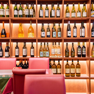 Enjoy an elegant meal in a restaurant where wine lines the walls ♪ Shiodome's European Bar