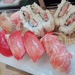 Suehiro Zushi - マグロ尽くし握り。2500円。
                        手前 右は大トロ。