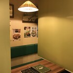 ベトナム料理レーロイ - テーブル間に仕切ができ、よりゆったりできる空間になりました。