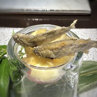 日本料理 TOBIUME - ＊今年は「稚鮎」を頂けないと思っていましたので、嬉しい。 稚鮎らしい旨みを感じますし、揚げ方もお上手。