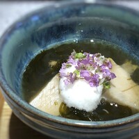 日本料理 TOBIUME - ＊厚みのある黒鮑は柔らかく、とても美味しい。 素麺海苔の食感もいいですし、何よりお出しの味わいが秀逸。