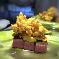 日本料理 TOBIUME - 大地「夏の訪れ」・・小倉牛のシャトーブリアン。見るからに美味しそう。 上には「玉蜀黍の天ぷら」、その下には、タップリの雲丹という豪華さ。 こちらのステーキは、毎回素晴らしいですね