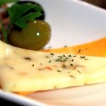 フルサークル - チーズが２種類とピクルス