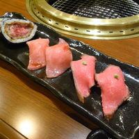 和牛焼肉KIM - モモ肉とサーロインの握り
