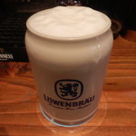 蜂の巣 - 「レーベンブロイの陶製ジョッキM」（ハッピーアワーで900円→700円）です