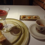 フィオッキ - デザート盛り合わせ、エスプレッソ、小菓子