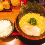 Yokohamaie Keira Men Gachiya - ラーメン(醤油) ライス