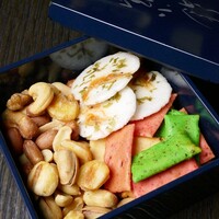 あられとミックスナッツ