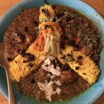 カレー独歩ちゃん - 右から、チキンカレー、牡蠣カレー、ブルーチーズと非加熱蜂蜜のカレー