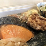 田中家料理店 - 焼鮭、鶏からかげ（テイクアウト企画「AGETAKE」）