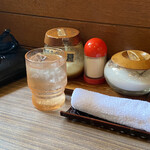 Asunaro - お冷や、おしぼり、テーブルセット