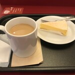 CAFFE VELOCE - カフェオレ（M、２５０円）