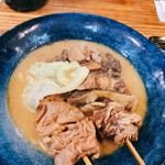 串焼き 巴 - もつ串煮込み　350円