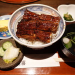 魚喜 - 中づめうな丼(2,500円)：うなぎが２段で５切れ