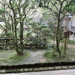 Shinkawa En - 龍安寺「知足の蹲踞 (つくばい) 」はこの画面の左側にあるが写っていない