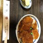 平林とんかつ店 - 上カツ丼　漬物がついています。