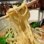 麺屋軌跡 - 極めて特徴的な麺は超偏平平打ち縮れ