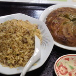 チャーシュー炒飯（チャーハン）と焼餃子です。絶品！