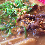 徳島ラーメン人生 - フライドガーリックや豚の背脂が加わり、味が引き立ちます