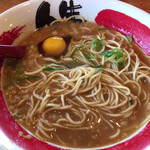 徳島ラーメン人生 - 替え玉してからは生卵を入れ、豚骨醤油系の甘辛いスープをすき焼き風にして楽しみました。