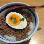 ががちゃい - がが飯 肉そぼろは全体的に甘旨。そぼろが口内でほぐれます。決め細かな風味はありますが、飽きてしまうかも。辛系のサイドメニューも頼んだ方が良かったかな。