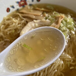 食事処 あむ - スープは透明な鶏ガラ醤油です