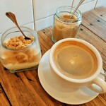 The Mugshot Cafe - 料理写真:香ばしいクランブルとジューシーな林檎が自家製ヨーグルトにマッチ、クランブルヨーグルトRM13.00、大きな器にたっぷりのブラックコーヒーRM8.00