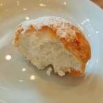 The Mugshot Cafe - サクッと軽い生地の中には、ミルキーで上品な甘味の生クリームがどっさり