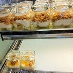 The Mugshot Cafe - 大きなガラスジャー入りの自家製ヨーグルト、上段はアップルクランブルヨーグルト、下段はマンゴー＆くるみ