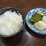 支那そば 佐川 - 半ライスの相性バツグン。糠漬けも絶品。