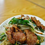 宝来家 - "韭菜豬肝（ニラレバ、ぶたきもとこみらのいためもの）"、韭（こみら）